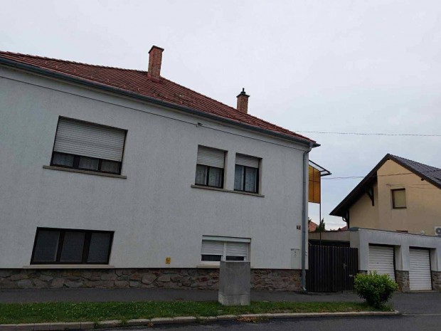 Sok lehet�s�get rejt�, k�tszintes csal�di h�z a belv�ros k�zel�ben a