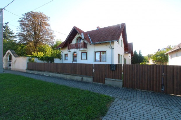 Sokoldal� befektet�s B�k�n k�t h�zr�sz �s 10 apartman egy ingatlanban