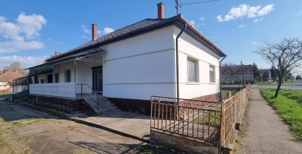 Sokoldal� csal�di h�z m�hellyel �s hatalmas telekkel a Balaton k�zel