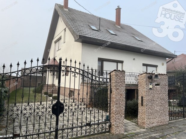 Solt kertv�rosi r�sz�n, csal�di h�z Elad�!