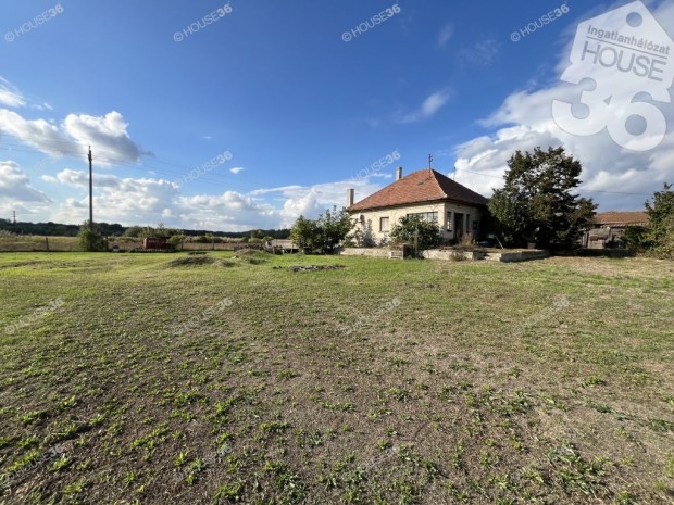 Solton 3 szob�s, fel�j�tand� tanya 2,5 ha sz�nt�val elad�!