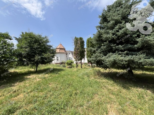 Solton - 3 �s f�lszob�s, k�ria jelleg� �p�let elad�!