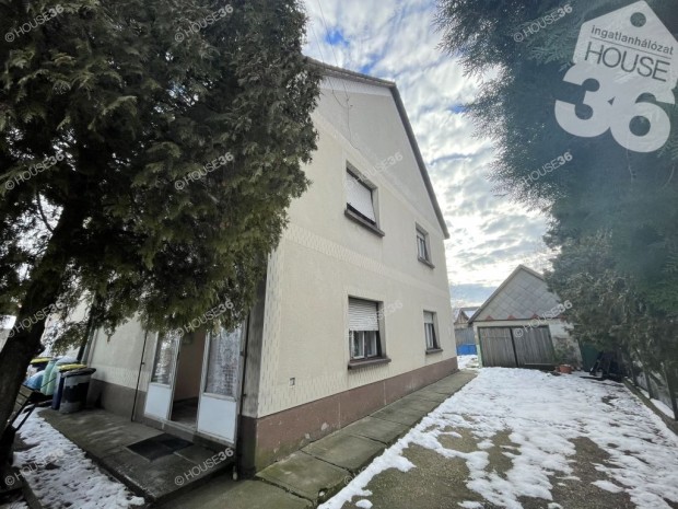 Solton k�zvetlen a Lidl mellett csal�di h�z Elad�!