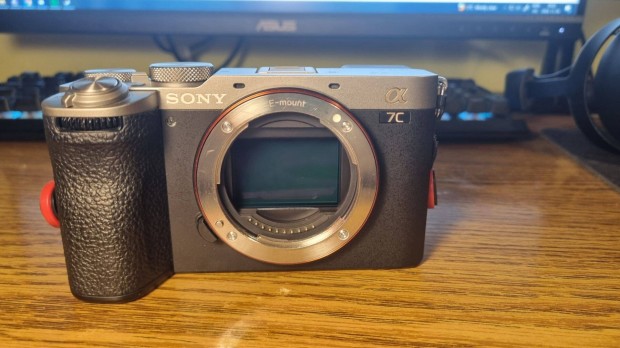 Sony A7C II szürke 2029-ig garanciás, 8191 expo, sok tartozék