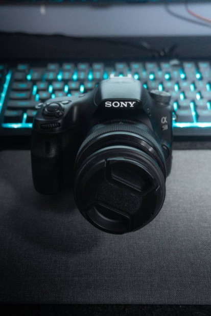 Sony Alpha 58 kt objektvvel s tartozkokkal