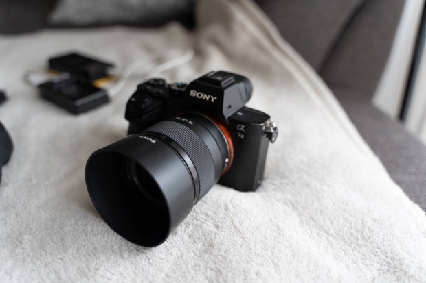 Sony Alpha 7II + Meike grip