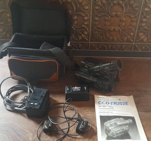 Sony CCD-TR202E videokamera tartozékokkal táska töltő stb