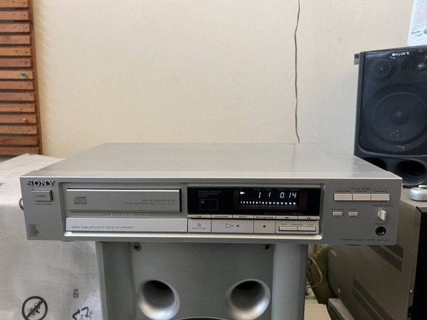 Sony CDP-470 profi CD lej�tsz�, ez�st sz�nben, j� m�k�d�ssel