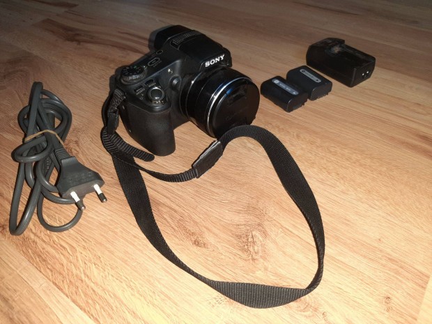 Sony DSC-HX100V fényképezőgép, 2 akku