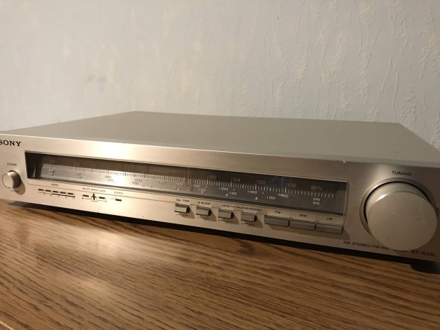 Sony FM Stereo/FM-AM Tuner ST - 35L