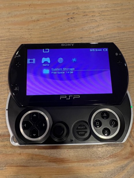 Sony PSP Go (Playstation Portable Go) konzol + tlt