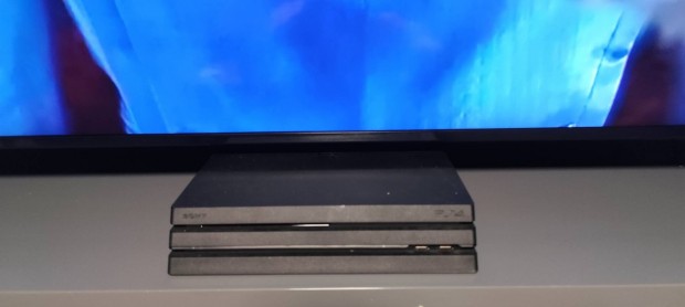 Sony Playstation 4 Pro 1TB + 2db. kontroller + 7db. játék