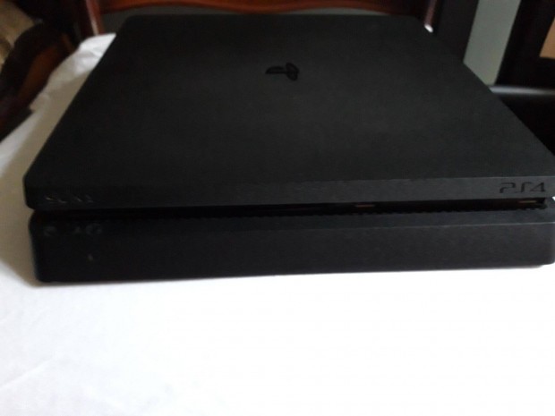 Sony Playstation 4 Slim 1TB játékkonzol, 2 db kontrollerrel,5 db játék