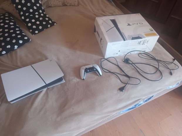 Sony Playstation 5 (PS5) Slim, 1 TB ,lemezes, kitűnő állapotban