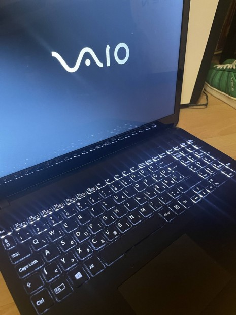 Sony Vaio laptop vilgt billentyzettel