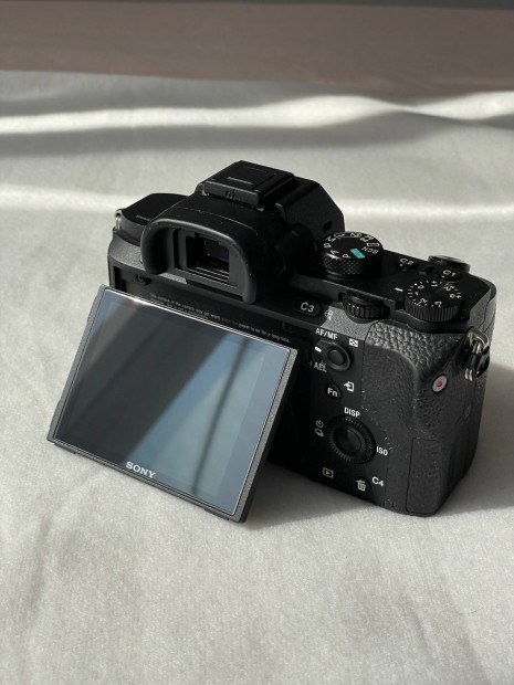 Sony a7 II váz, nyakpánt, töltő, akksik