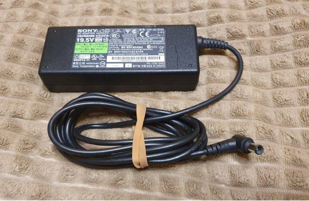 Sony adapter tlt tpegysg laptophoz tvhez is 19,5V 3,9A 75W