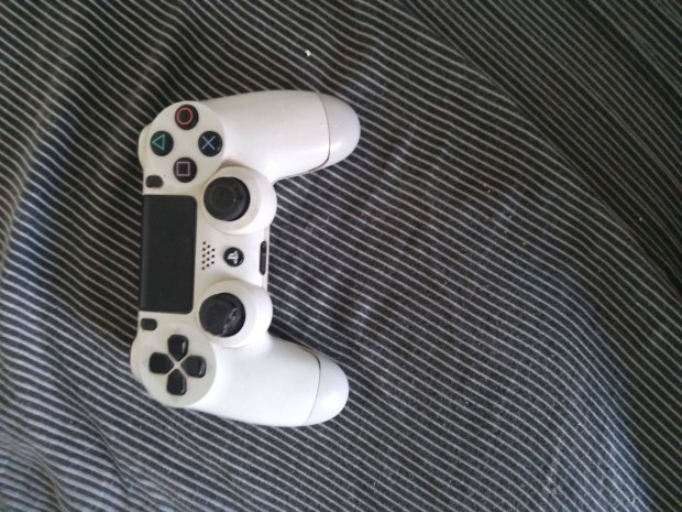 Sony ps 4 joy eladó kicsit viseltes de a működése hibátlan ,nem húz el