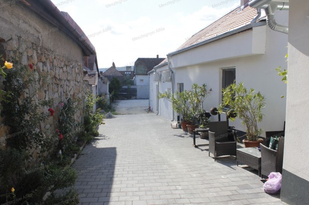 Sopron Gazda u-ban  teljesen fel�j�tott sorh�z elad�!