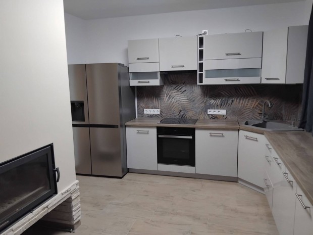 Sopronban Kiad� Szob�k