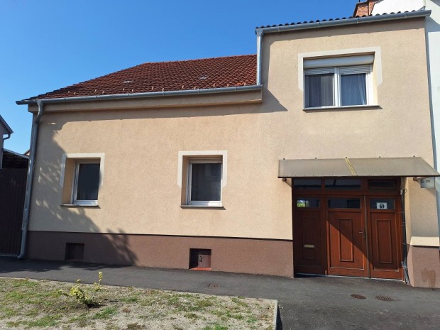 Sopronban, belv�rosban 2 szintes lak�h�z, ide�lis telekkel elad�!