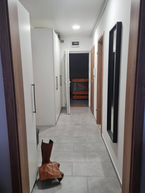 Sopronban a Jegenyesoron kiad� lak�s