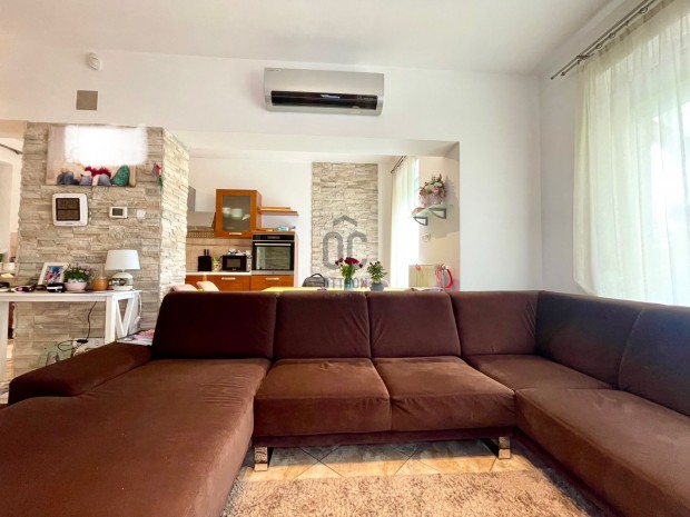 Sopronban az gfalvi ti lakpark egyik csendes mellkutcjban, kertk