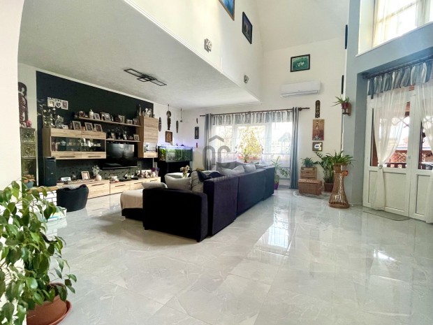 Sopronban csal�dbar�t k�rnyezetben elad� h�z!