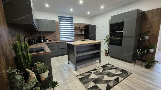 Sopront�l p�r percre, Hark�n  elad� modern, t�bb gener�ci�nak is