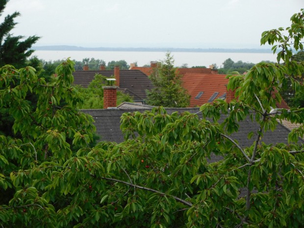 Sorh�zi lak�s nagy telekkel, balatoni panor�m�val Vonyarcvashegyen