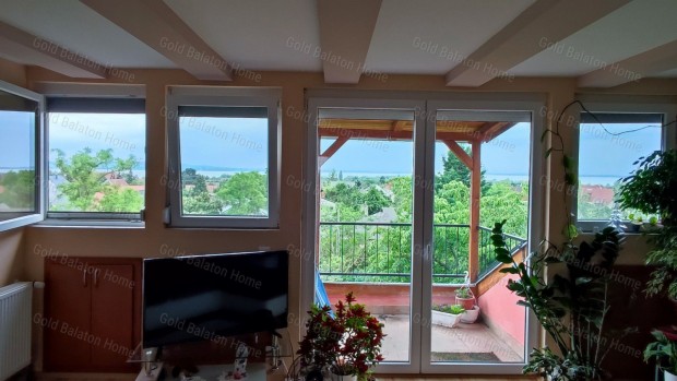 Sorházi lakás nagy telekkel, balatoni panorámával Vonyarcvashegyen