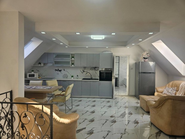 Soroks�ron 77 m2, 3 szob�s b�torozott lak�s tulajdonost�l kiad�