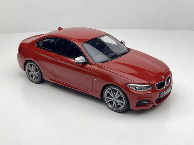 Sorszmozott, limitlt kiads j 1:18 BMW M2 gyri dobozban