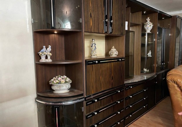 Sos Szekr�nysor vitrinnel