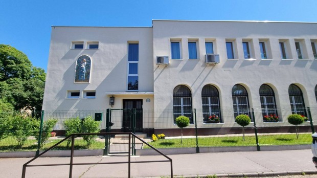 Sos óvó nénit keresünk!
