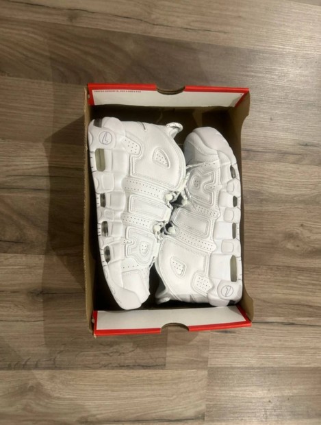 Sosem hasznlt, 42-s Nike Uptempo tripla white