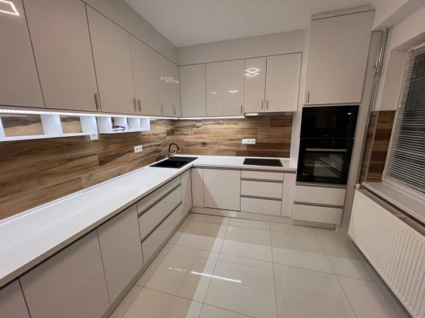 S�st�f�rd�h�z K�zel Csal�di H�z Kiad�