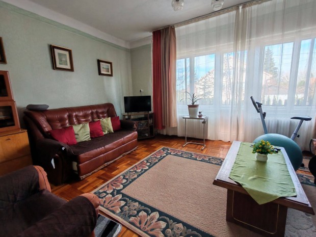 S�st�hegy csendes utc�j�ban csal�di h�z elad�