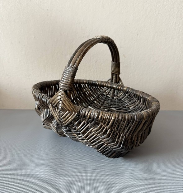 Sötétbarna fonott kosár / kisebb méretű