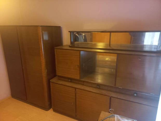 S�t�tbarna r�gi szekr�ny sor elad�