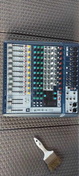 Soundcraft signature 12