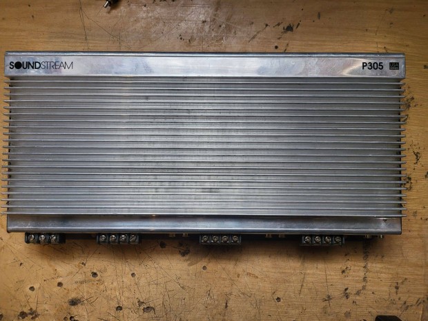Soundstream P305 erősítő