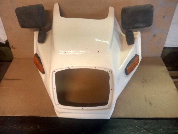 Sport motorker�kp�r fejidom (Spoiler)