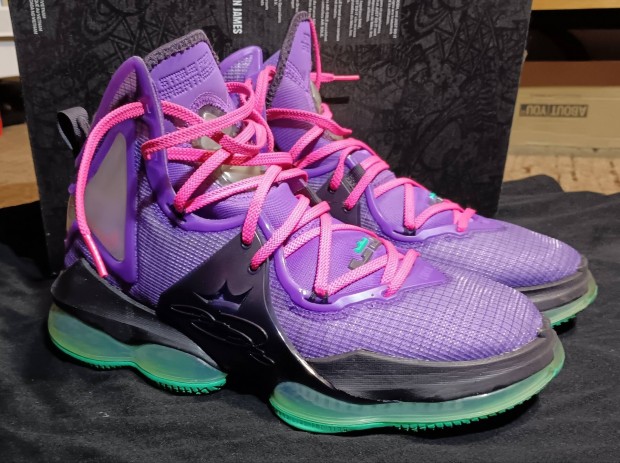 Sportcip Nike Lebron 19 DJ Bron WILD Berry 