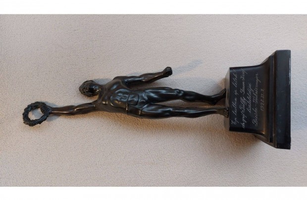 Sportol� szobor spiater elad�