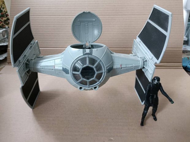 Star Wars TIE fighter+birodalmi csapatszllt figurkkal 