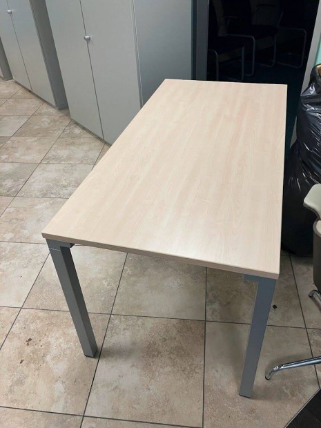 Steelcase asztal
