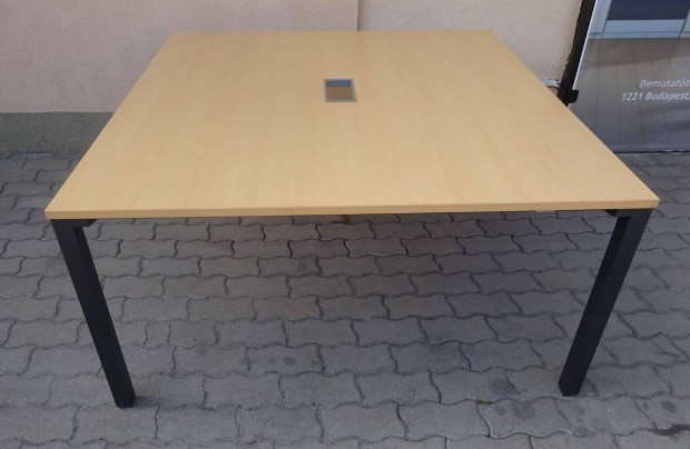 Steelcase trgyalasztal, konferencia asztal 140x140 cm - hasznlt