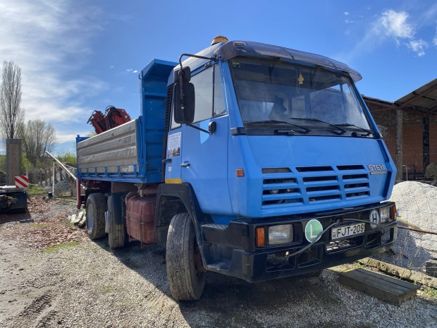 Steyr 6x4 terepes, lecsatolhat daruval