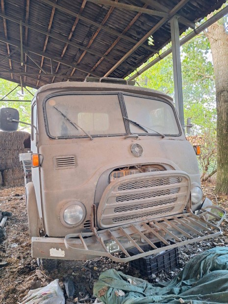 Steyr katonai teheraut elad